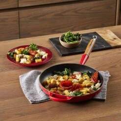 Le Creuset Koekenpan Signature Kersenrood - ø 28 Cm / 2.6 Liter - Geëmailleerde Anti-aanbaklaag -Tefal Shop 1200x1200 226