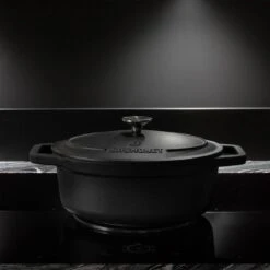 Gietijzeren Braadpan - Sudderpan Zwart Van Daumonet - Ovaal - Ø 29 Cm - 3 Liter - 100% PFAS & PFOA Vrij - Emaille - Geschikt Voor Alle Warmtebronnen - Elektrisch - Gas - Halogeen - Inductie - Keramisch - Vaatwasserbestendig -Tefal Shop 1200x1200 888