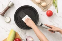 Swiss Pro+ | Set 14 Delige Pannenset | Inductie - Pannensets - Glazen Deksel - Met Afneembare Handgreep - Marmeren Interieur -PFAS-vrij | Grey / Silver 22 Swiss Pro+ | Set 14 Delige Pannenset | Inductie - Pannensets - Glazen Deksel - Met Afneembare Handgreep - Marmeren Interieur -PFAS-vrij | Grey / Silver -Tefal Shop 1200x799 102