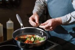 Honingraat Heavy Duty Anti-aanbak Koekenpan - Steelpan - Wok - Met Deksel 30 Cm - Gas - Elektrisch - Inductie - Oven 13 Honingraat Heavy Duty Anti-aanbak Koekenpan - Steelpan - Wok - Met Deksel 30 Cm - Gas - Elektrisch - Inductie - Oven -Tefal Shop 1200x799 28