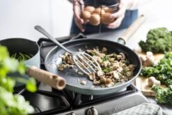 GreenPan Mayflower Koekenpannenset Ø 20cm + Ø 24cm + 1 Accessoire - Lichtblauw - Inductie - PFAS-vrij 23 GreenPan Mayflower Koekenpannenset Ø 20cm + Ø 24cm + 1 Accessoire - Lichtblauw - Inductie - PFAS-vrij -Tefal Shop 1200x800 73