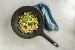 Sola - Wokpan Fair Cooking Zwart/wit Greblon Anti Aanbaklaag -Tefal Shop 1200x802 1