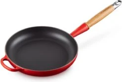 Le Creuset Koekenpan Signature Kersenrood - ø 28 Cm / 2.6 Liter - Geëmailleerde Anti-aanbaklaag -Tefal Shop 1200x811 2