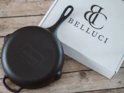Belluci - Ø26cm - Koekenpan - Skillet + Deksel Geëmailleerde Gietijzeren Pan Voor BBQ En Inductie Incl. Accessoires - Hapjespan - Braadpan -Tefal Shop 1200x899 23
